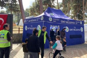 İzmit Belediyesi, Hatay Defne’de depremzedeler için kurduğu sosyal alanda, Sosyal