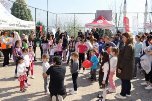 İzmit Belediyesi ve İzmit Kent Konseyi işbirliğiyle depremden etkilenen çocuklara