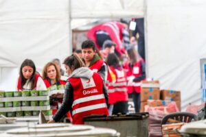 Kızılay, depremden etkilenen 10 ilde farklı noktalara yerleştirdiği aşevleri, mobil