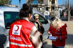 Kızılay, profesyonel kadrolarıyla ve binlerce gönüllüleriyle deprem felaketinin yaralarını sarmak