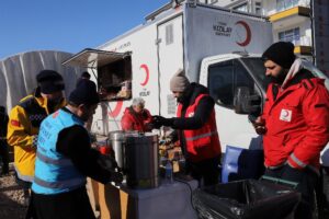 Kızılay koordinesindeki Afet Beslenme Grubu, afet bölgesinde bulunan aşevleri, mobil