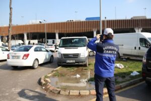 Kocaeli Büyükşehir Belediyesi bünyesindeki Zabıta ekipleri, İzmit Doğu Kışla Kapalı