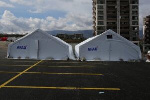 Kocaeli Büyükşehir, Defne’de kurduğu iki ramazan çadırında iftar ve sahur