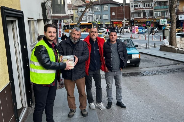 Kocaeli Büyükşehir Belediyesi, iftar saatinde çalışmak zorunda kalan taksicilere sıcak