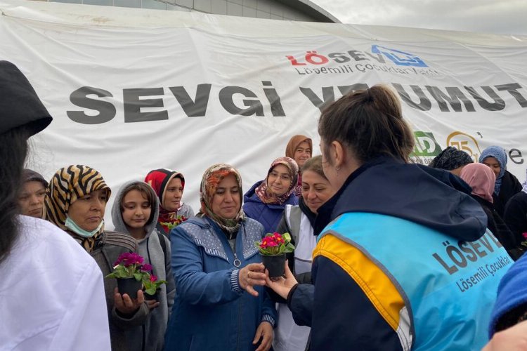 LÖSEV’in emekçi kadınları depremden etkilenen bölge halkı için “Birlikte güçlüyüz,