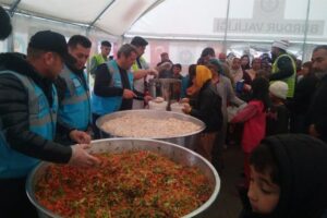 Kahramanmaraş’a bağlı Dulkadiroğlu ilçesinde kurulan çadır kentlerde 3 biner kişilik