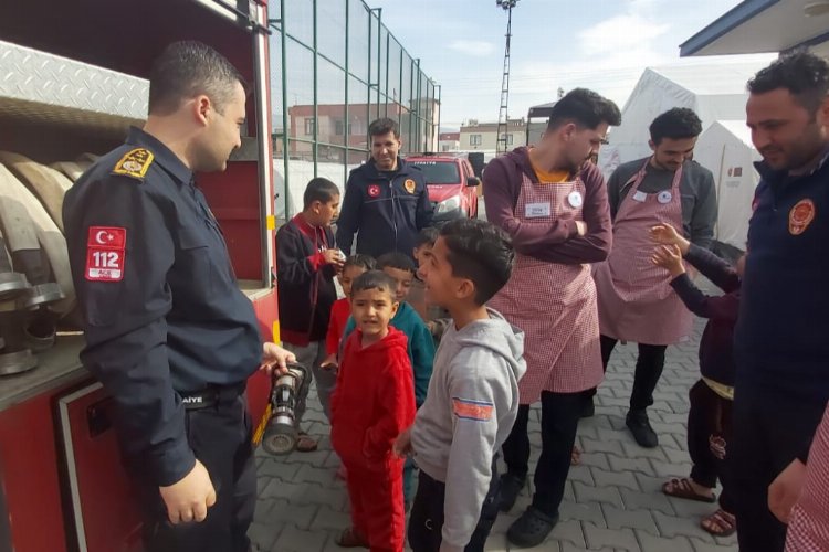 Manisa Büyükşehir Belediyesi İtfaiye Dairesi Başkanlığı ekipleri, Kahramanmaraş’ta depremzede vatandaşların