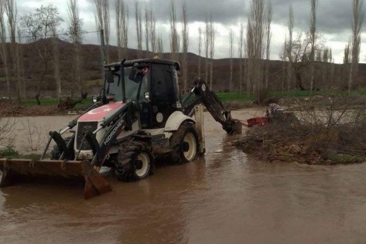 Manisa’nın Demirci ilçesine aşırı yağış sonrasında sele kapılarak traktörüyle sürüklenen