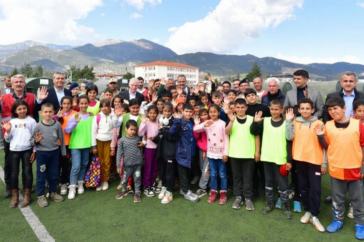 Millî Eğitim Bakanı Mahmut Özer, afet bölgesinde okul öncesinden liseye