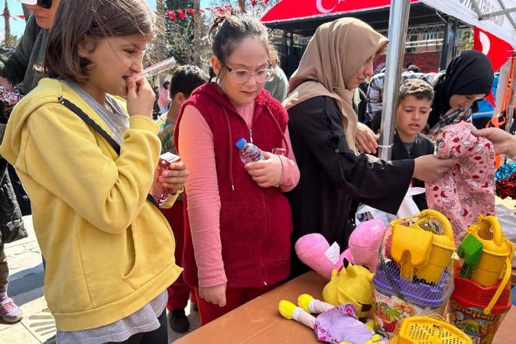 Muğla’da Milas Belediyesi’nin katkılarıyla Atapark’ta gerçekleşen Çocuk Şenliği, depremzede çocuklarla