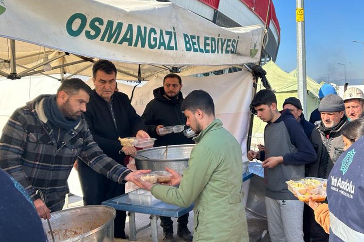 Bursa Osmangazi Belediyesi, deprem bölgesinde her gün 4 bin kişilik