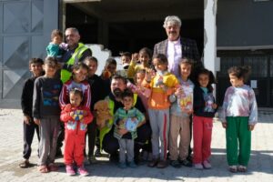 Hatay’da ayak basmadık yer bırakmayan Bursa Büyükşehir Belediyesi, bazen küçük