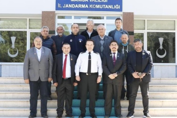 Manisa Şehit Aileleri Ve Gaziler Derneği Yönetimi ve dernek üyeleri