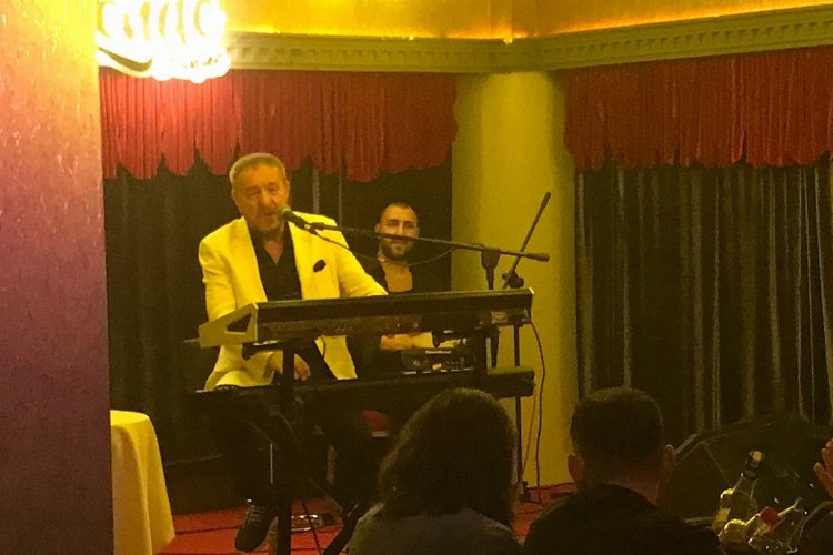 Taverna müziğinin sevilen sesi Arif Susam, Eskişehir’de verdiği konserle sevenleriyle