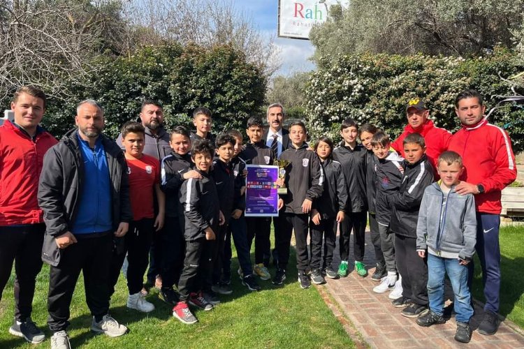 İzmir’de Urla Belediyesi Spor Kulübü U12 Futbol Takımı gösterdiği başarılı