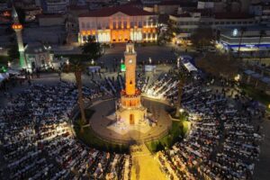 İzmir Büyükşehir Belediyesi afet bölgesinde ve kentte düzenlenen iftar programlarıyla