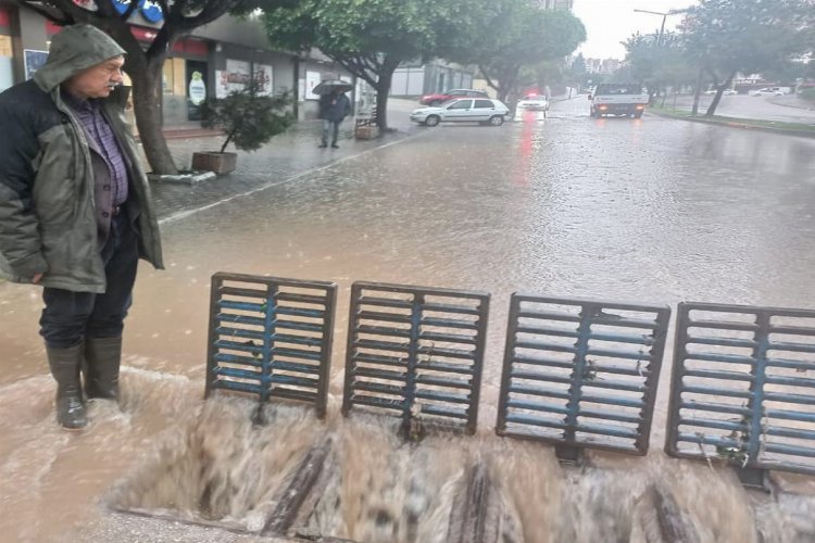 Adana’da kuvvetli yağış nedeniyle caddeleri sel götürdü. Büyükşehir Belediye Başkanı