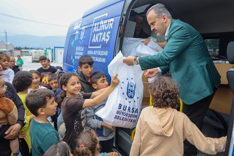 Bursa Büyükşehir Belediyesi, bayram öncesi Hatay’da bayramlık ve oyuncak dağıtarak