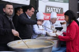 Bursa Osmangazi Belediyesi, Ramazan ayı boyunca deprem bölgesinde kurduğu iftar