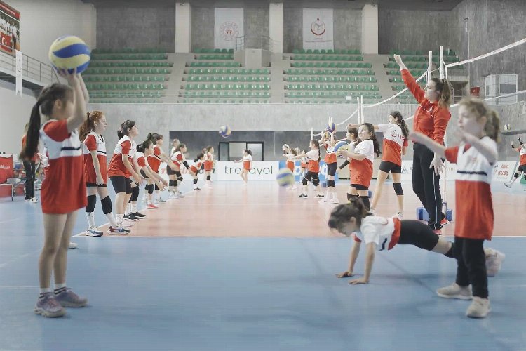 Trendyol ve Türkiye Voleybol Federasyonu işbirliği ile çadır kentlerde çocukların