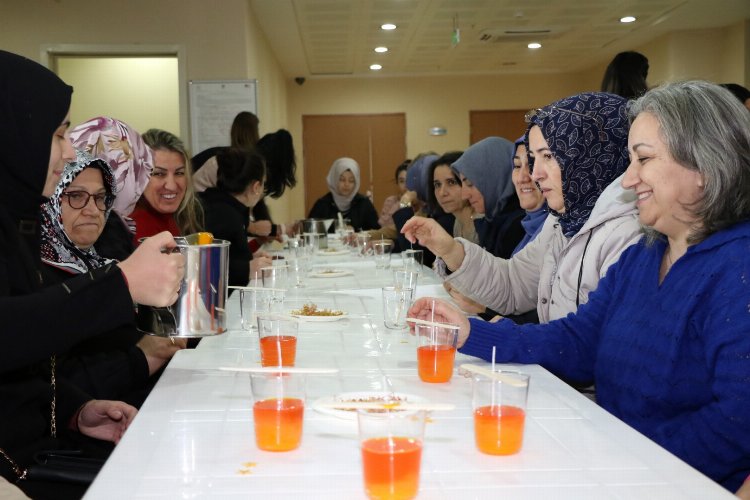 Kocaeli Büyükşehir’in Anne Şehir katılımcısı hanımlar çeşitli becerilerinin yanına kokulu