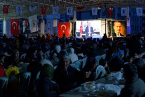 Antalya’da Muratpaşa Belediyesi’nin mahalle iftarları Kızıltoprak’la devam etti. Mahallenin kapalı