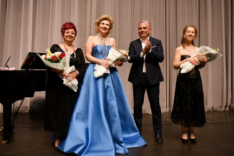 Soprano Esra Abacıoğlu Akcan,