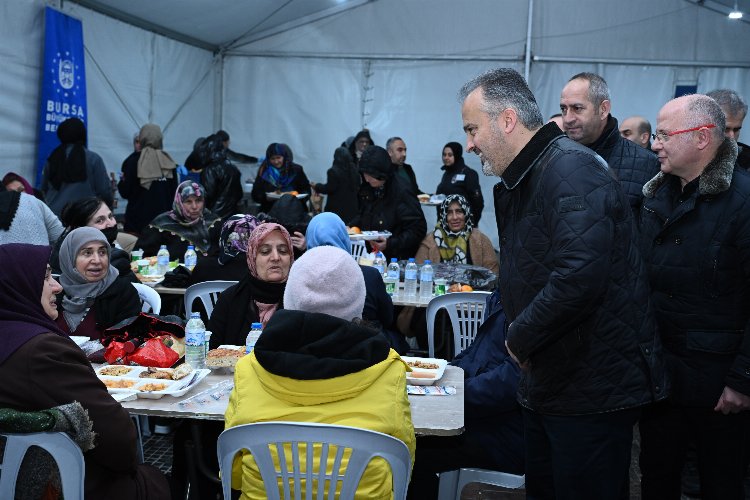 Bursa Büyükşehir Belediye Başkanı Alinur Aktaş, Emirsultan Meydanı’ndaki iftar çadırında