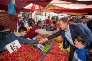 Mersin Büyükşehir Belediye Başkanı Vahap Seçer, Akdeniz İlçesi’ndeki vatandaşlar ve