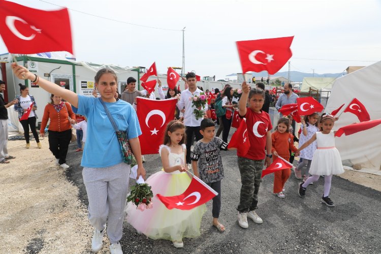 En büyük bayram Hatay Defne’deki Kocaeli Büyükşehir’in çadır kentinde çocukların