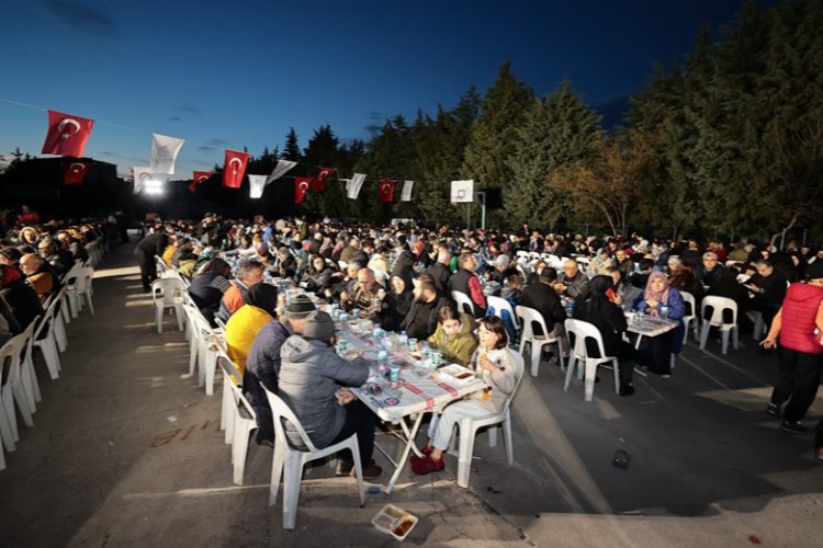 Denizli Büyükşehir Belediyesinin kentin farklı mahallelerinde düzenlediği geleneksel iftar sofrası