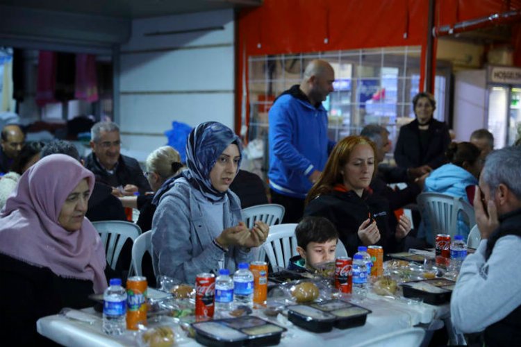 Antalya Büyükşehir Belediyesi, depremin ardından Antalya’da misafir edilen depremzede vatandaşlara