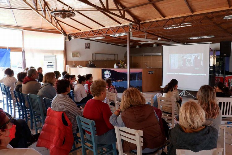 İzmir’in turistik İlçesi Foça’da, Foça Film Platformu gönüllülerinin yardım ile