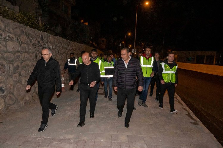 İzmirlilerin hizmetine sunulan Gürçeşme Caddesi’nde halkla sohbet eden Başkan Soyer,