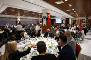 İzmir’de Karabağlar Belediyesi ilçe protokolünü iftar sofrasında buluşturdu. İZMİR (İGFA)