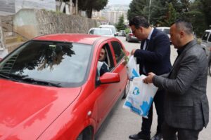 İzmit Belediyesi yöneticileri ve çalışanları, yakınlarını anmak için arife günü