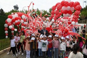 İzmir’in Karabağlar ilçesinde yerel belediyenin geleneksel olarak düzenlediği 23 Nisan