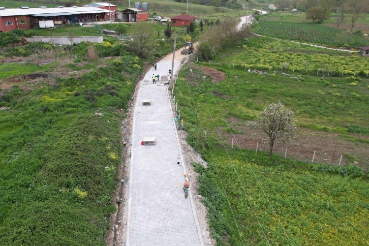 Kocaeli Büyükşehir Belediyesi, Karamürsel’in kırsal mahallelerinde yaptığı parke yollarla ilçeyi