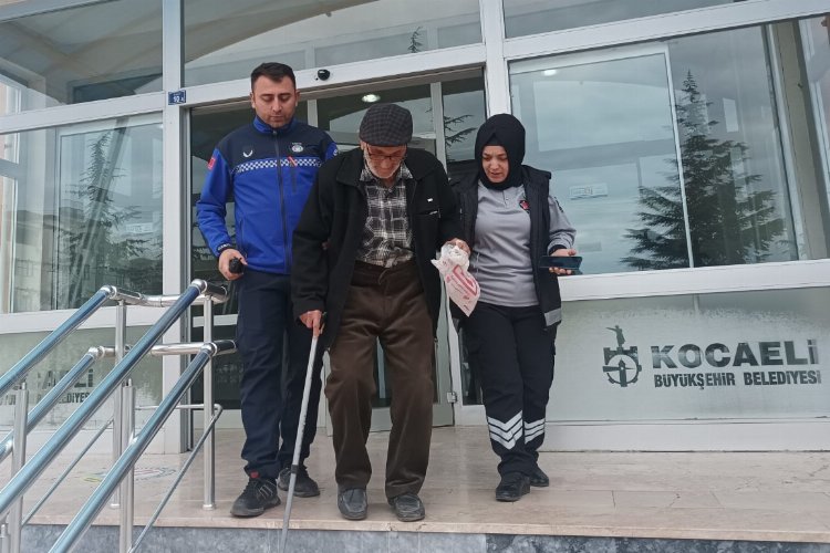 Kocaeli Büyükşehir Belediyesi Zabıtası; Gebze’de yürümekte zorluk çeken Selahattin Amca