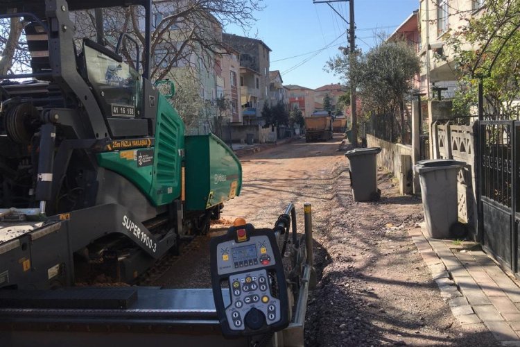 Kocaeli Büyükşehir Belediyesi, kentin birçok farklı noktasında yürütülen üstyapı çalışması