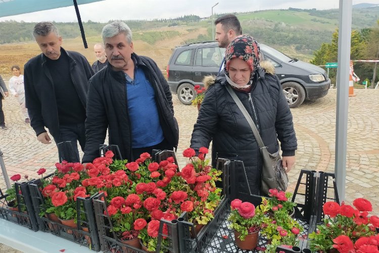 Kocaeli Büyükşehir Belediyesi, bayram arifesinde mezarlıklara ziyarete gelen vatandaşlara çiçek