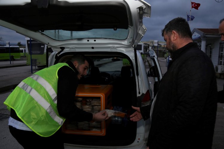 Kocaeli Büyükşehir Belediyesi, minibüsçülere iftar saatine yakın sıcak yemek dağıtımı