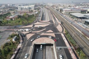 Konya Büyükşehir Belediyesinin, şehir merkezinde araç yoğunluğu yaşanan noktalarda trafiği