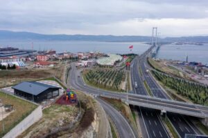 Kocaeli Büyükşehir Belediyesi, Osmangazi Köprüsü manzarasına hakim alandaki seyir terası