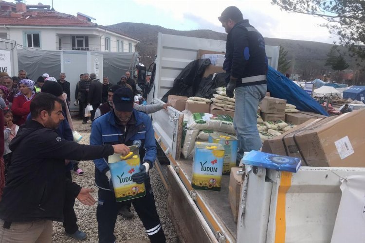 Muğla Büyükşehir Belediyesi deprem bölgesi Malatya’da vatandaşlara Ramazan kolisi dağıtmaya