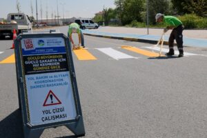 Sakarya Büyükşehir Belediyesi, havaların iyileşmesiyle birlikte trafikte araç ve yaya