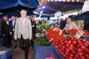 Sakarya Büyükşehir Belediye Başkanı Ekrem Yüce, seçim öncesi vatandaşla bire