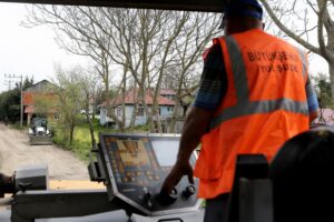 Sakarya Büyükşehir Belediyesi tarafından kırsal alanlarda başlatılan sıkıştırılmış beton yol