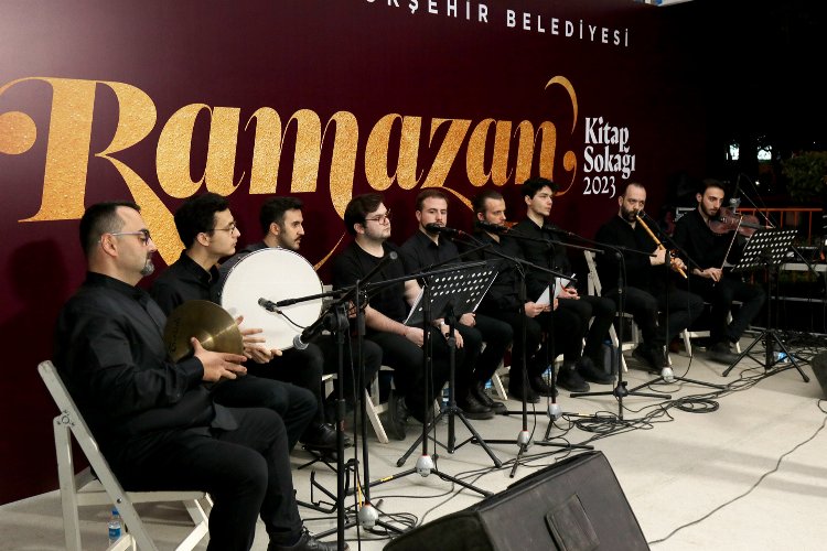 Sakarya Büyükşehir Belediyesi’nin “Kitap Sokağında” vatandaşlar, iftar sonrası mehteran gösterisi