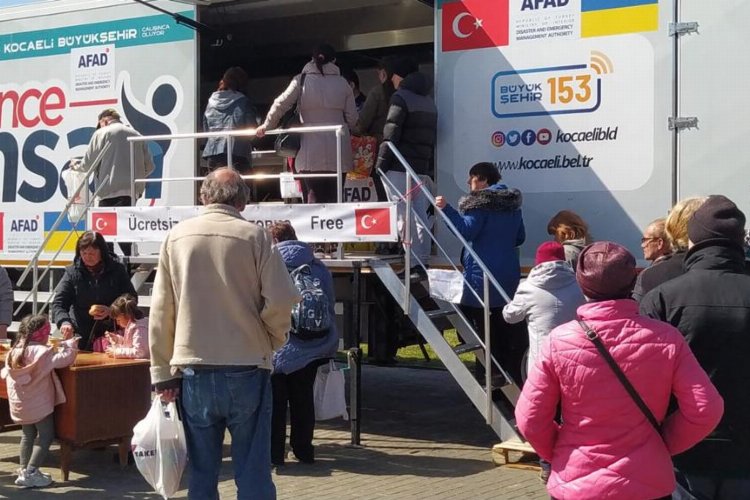 Savaş mağduru 140 bin kişiye sıcak yemek dağıtan mobil yemek